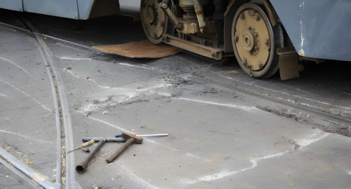 Milano sotto shock: deraglia un tram in centro, due vittime e decine di feriti dopo l'ipotesi del malore